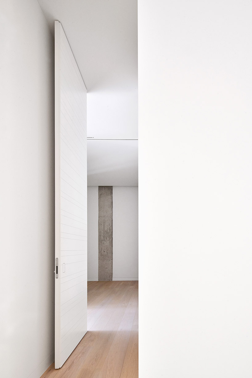 06-lucas-y-hernandez-gil-madrid-apartment-coral-painted-metal-shelf-designboom