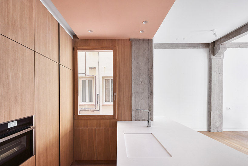 11-lucas-y-hernandez-gil-madrid-apartment-coral-painted-metal-shelf-designboom