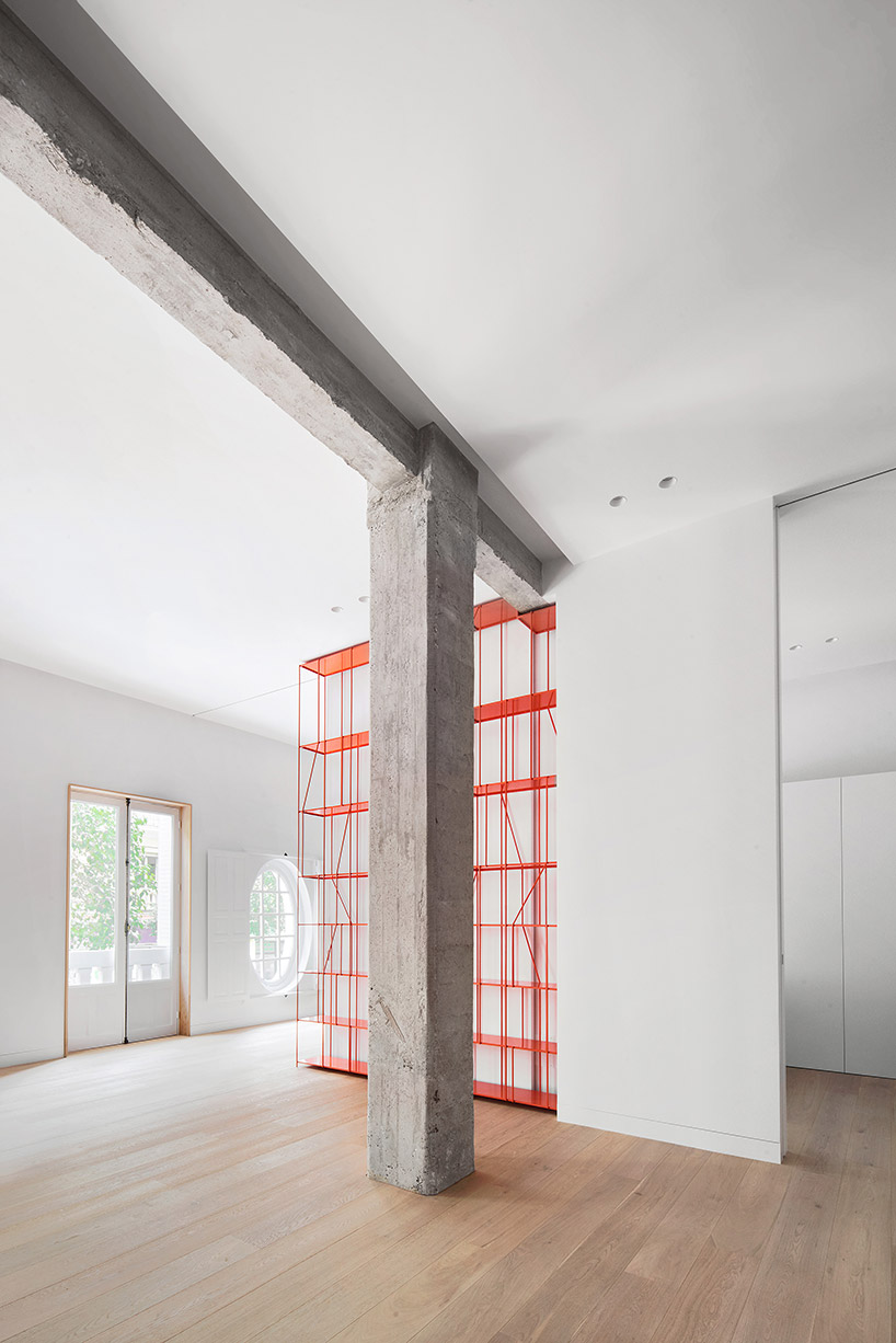 13-lucas-y-hernandez-gil-madrid-apartment-coral-painted-metal-shelf-designboom