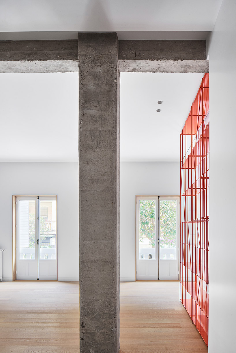 18-lucas-y-hernandez-gil-madrid-apartment-coral-painted-metal-shelf-designboom