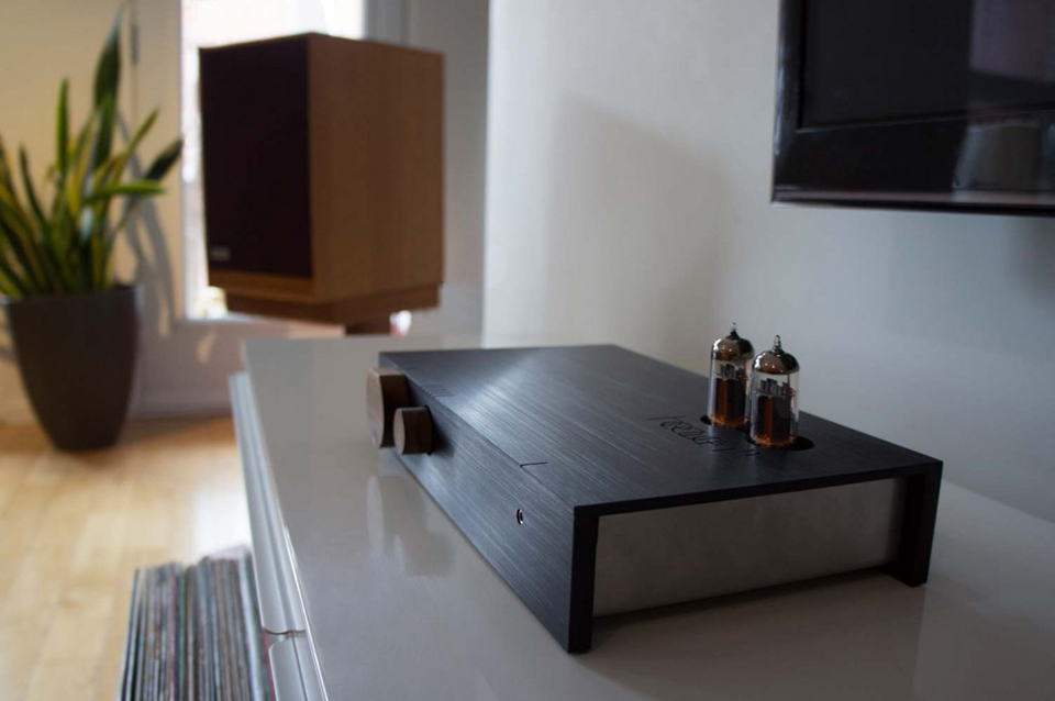 heaven-11-audio-billie-amplifier-designboom-gallery10