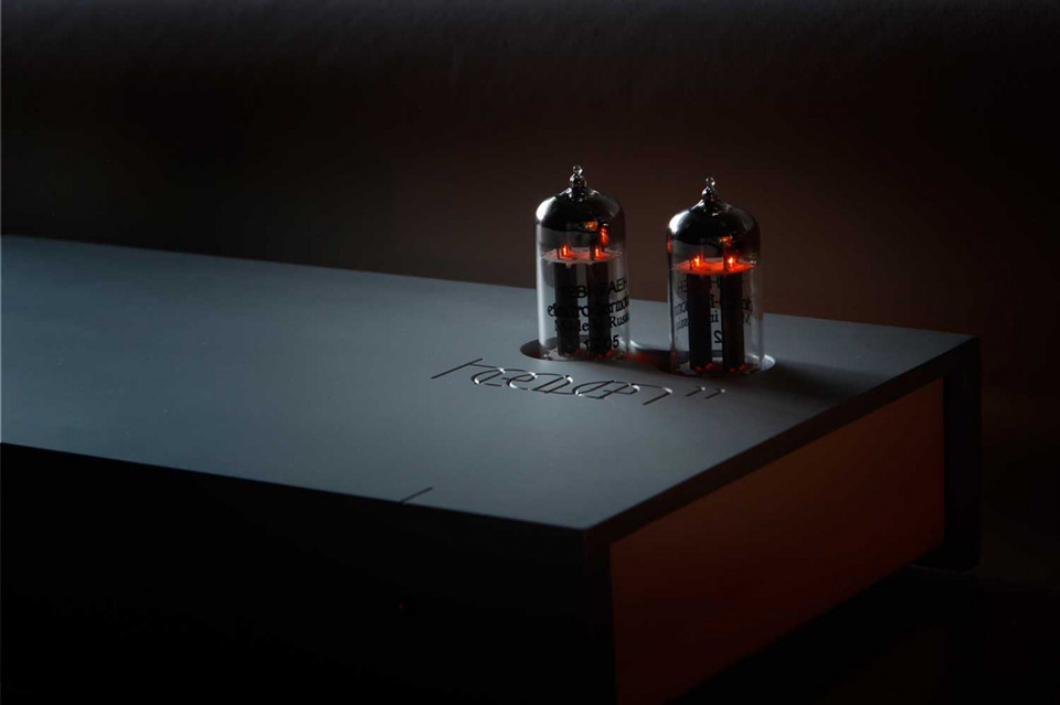 heaven-11-audio-billie-amplifier-designboom-gallery12