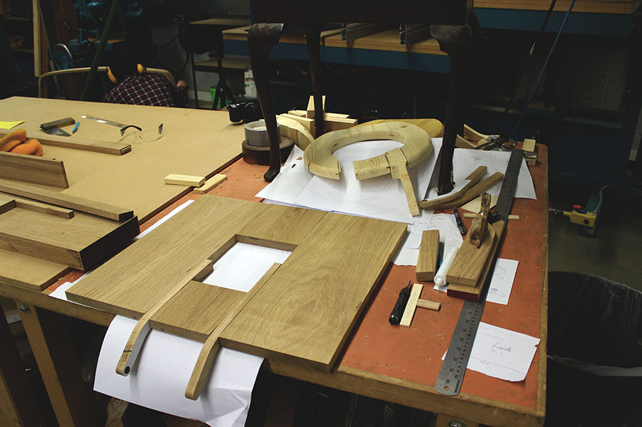 henry franks: toilet seat roll holder