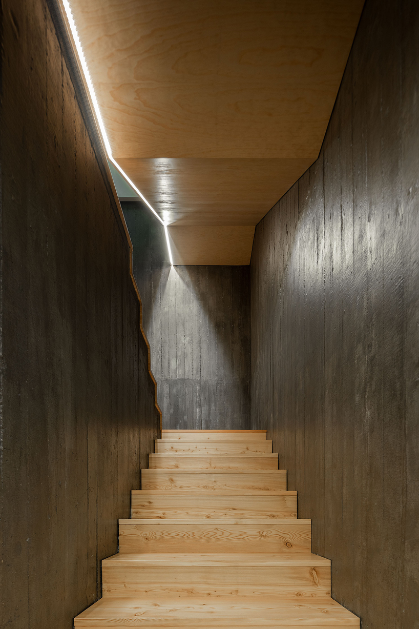 Casa Arrifana em Santa Maria da Feira do atelier Pedro Henrique Arquitecto com fotografia de Arquitectura Ivo Tavares Studio