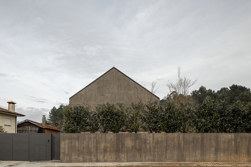 Casa Arrifana em Santa Maria da Feira do atelier Pedro Henrique Arquitecto com fotografia de Arquitectura Ivo Tavares Studio
