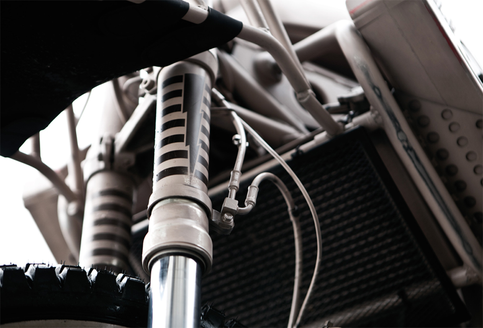 icon-1000-dromedarii-triumph-tiger-800xc-motorcycle-designboom-gallery01