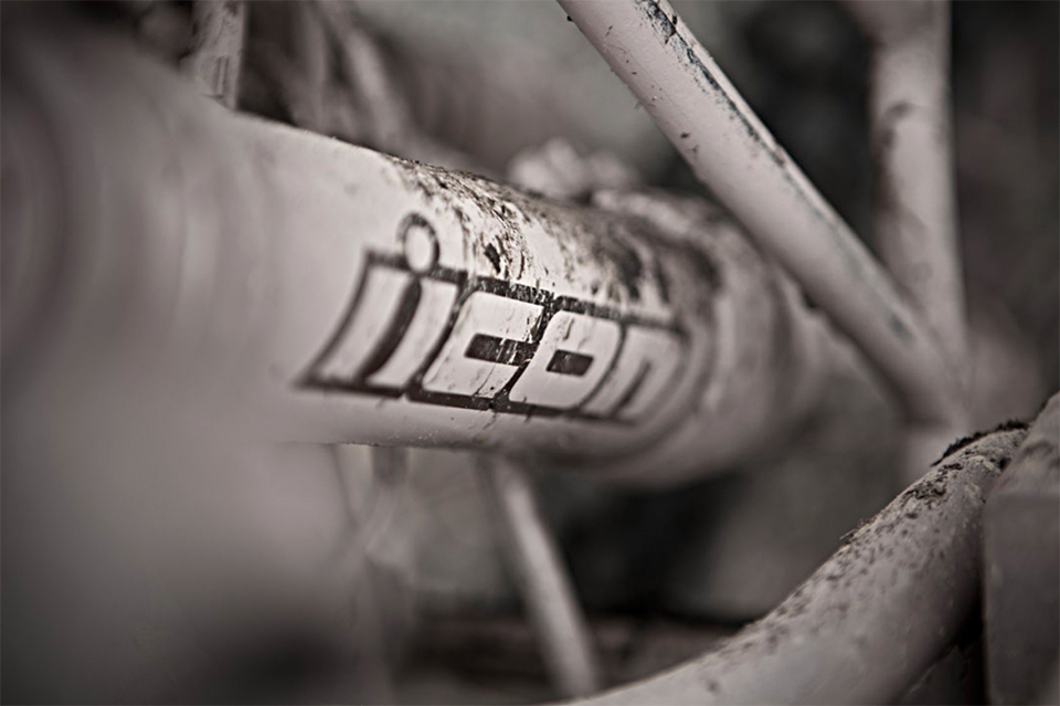 icon-1000-dromedarii-triumph-tiger-800xc-motorcycle-designboom-gallery02