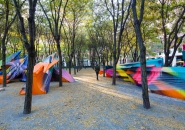 katharina grosse sculpts colorful terrain in brooklyn