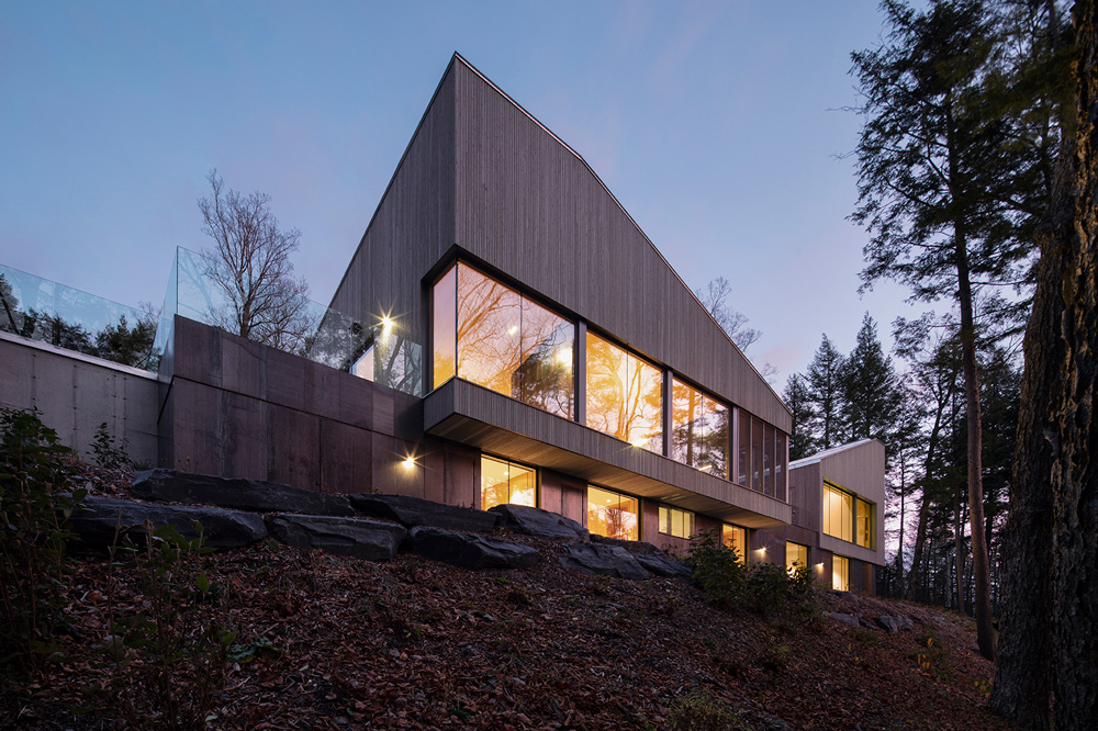 naturehumaine tops lake house in canada with sculptural slanted roofs ...