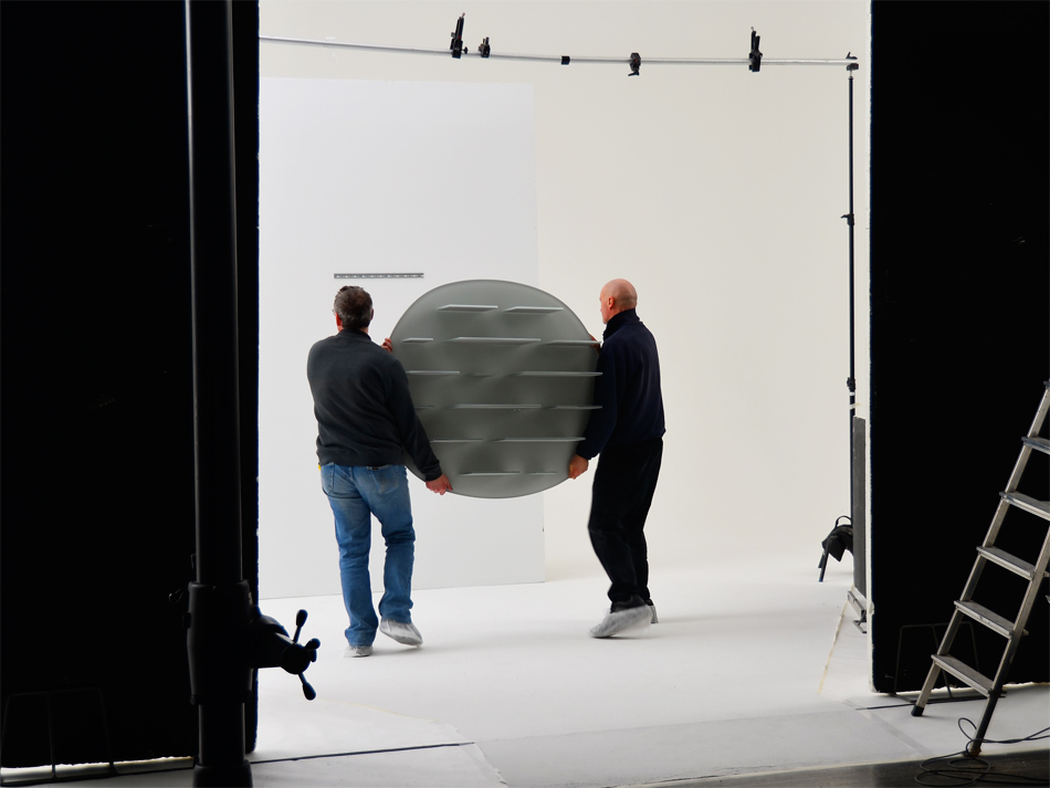 NICHETTO=NENDO shelves in a comic installation