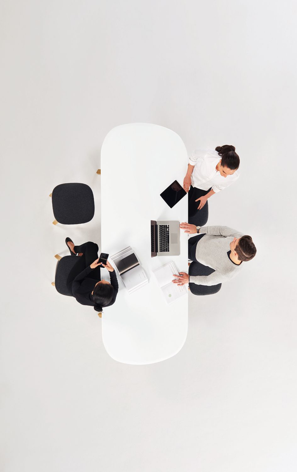 pearson-lloyd-teknion-zones-workplace-furniture-neocon-2016-designboom-gallery01