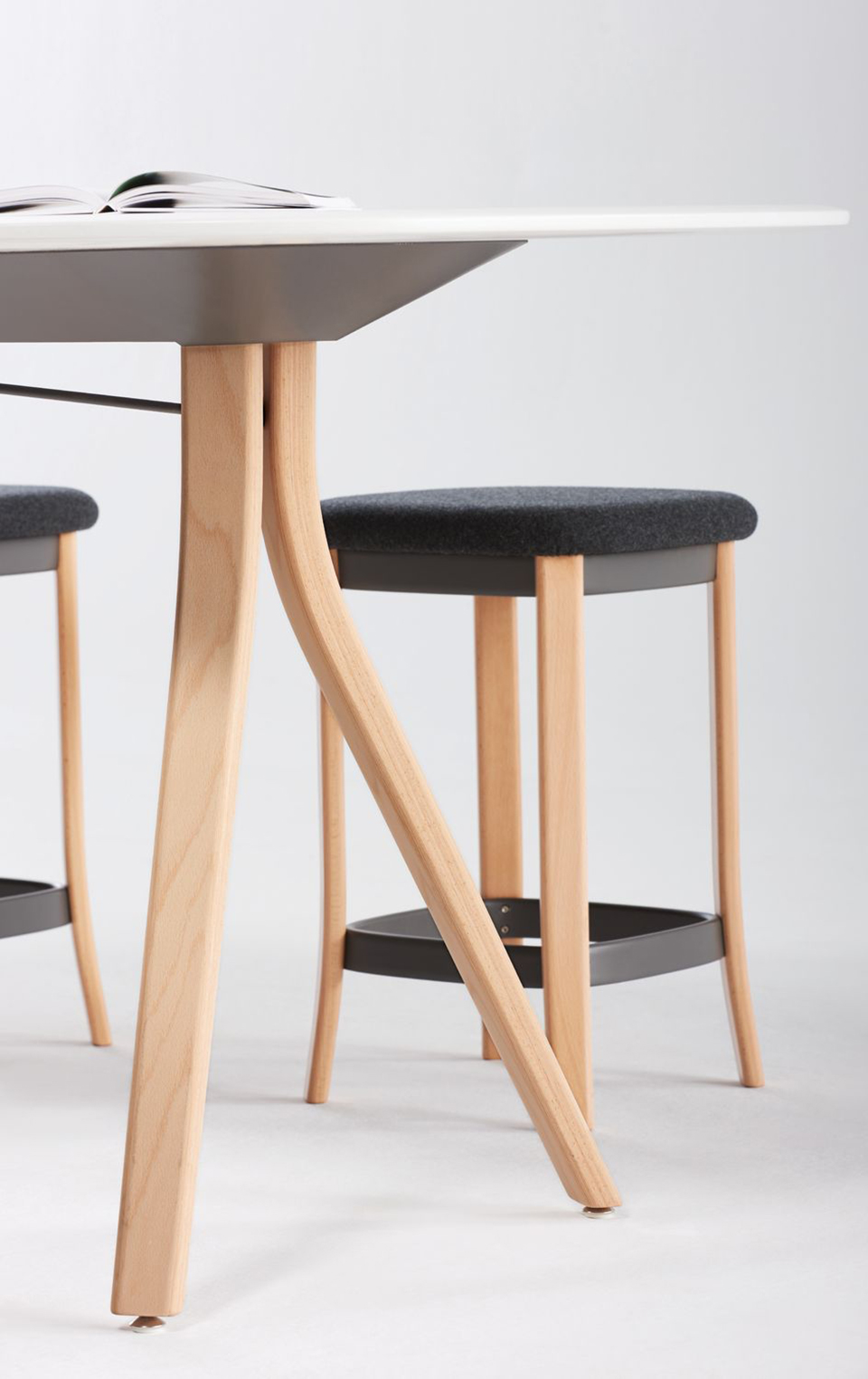 pearson-lloyd-teknion-zones-workplace-furniture-neocon-2016-designboom-gallery16