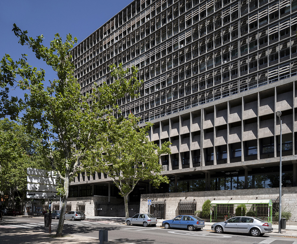 brutalismo-madrileno-roberto-conte-brutalist-aesthetic-spanish-capital-photo-series-designboom-d
