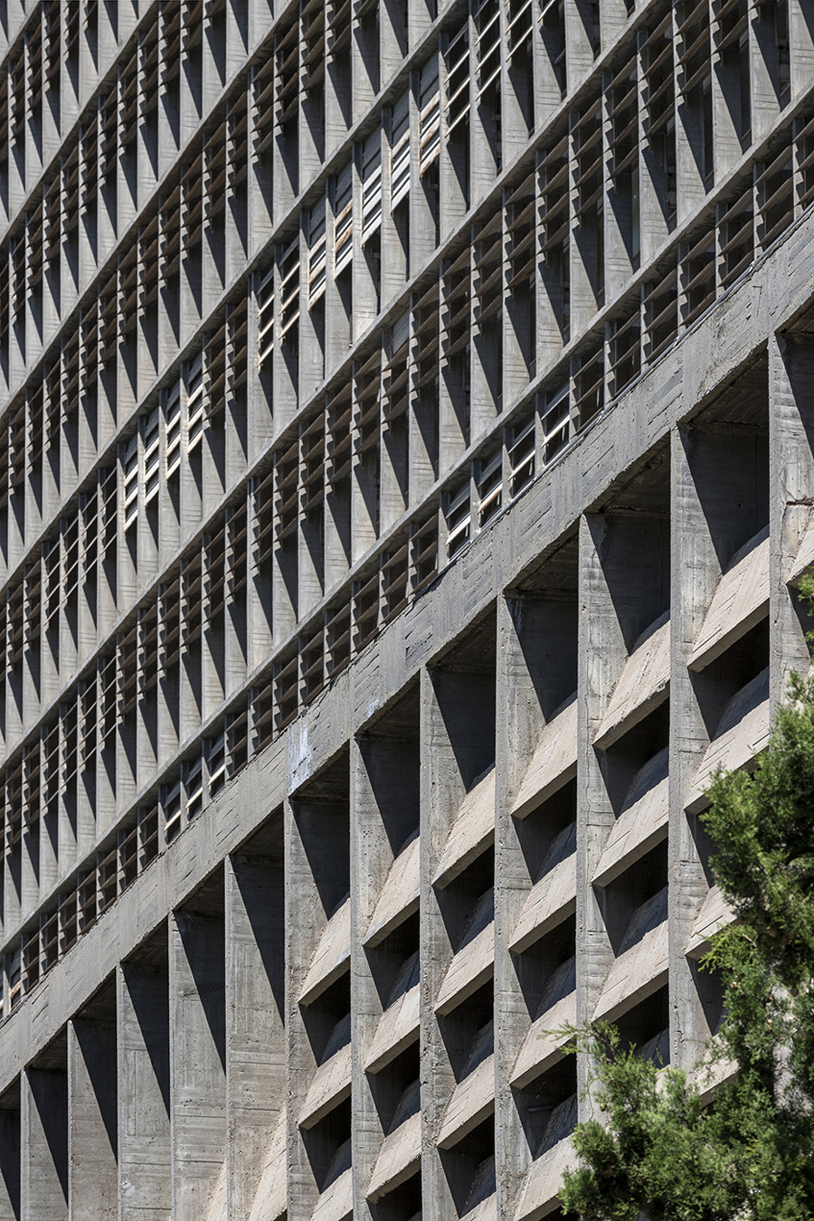 brutalismo-madrileno-roberto-conte-brutalist-aesthetic-spanish-capital-photo-series-designboom-e