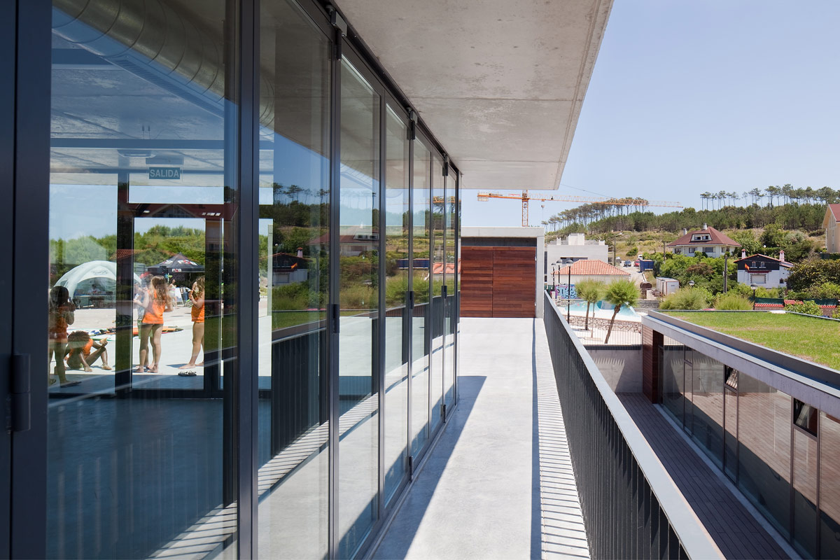 romero soto architects el centro de surf de somo designboom