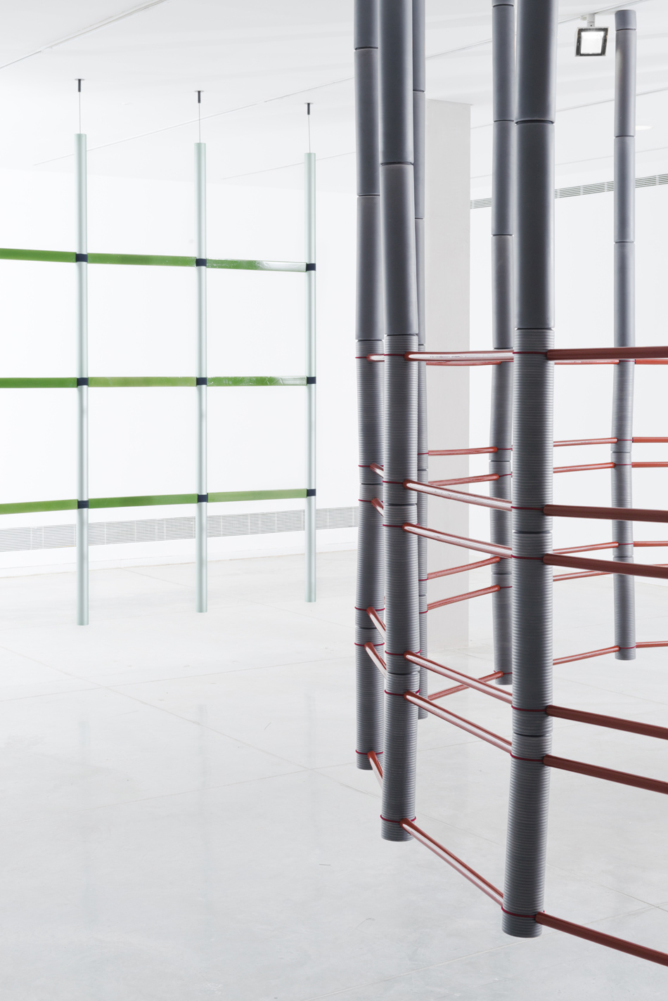 ronan + erwan bouroullec install 17 screens inside tel aviv\'s museum of art designboom