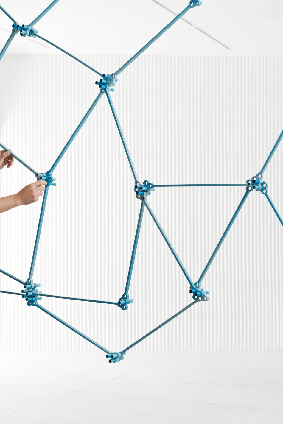 ronan + erwan bouroullec install 17 screens inside tel aviv\'s museum of art designboom