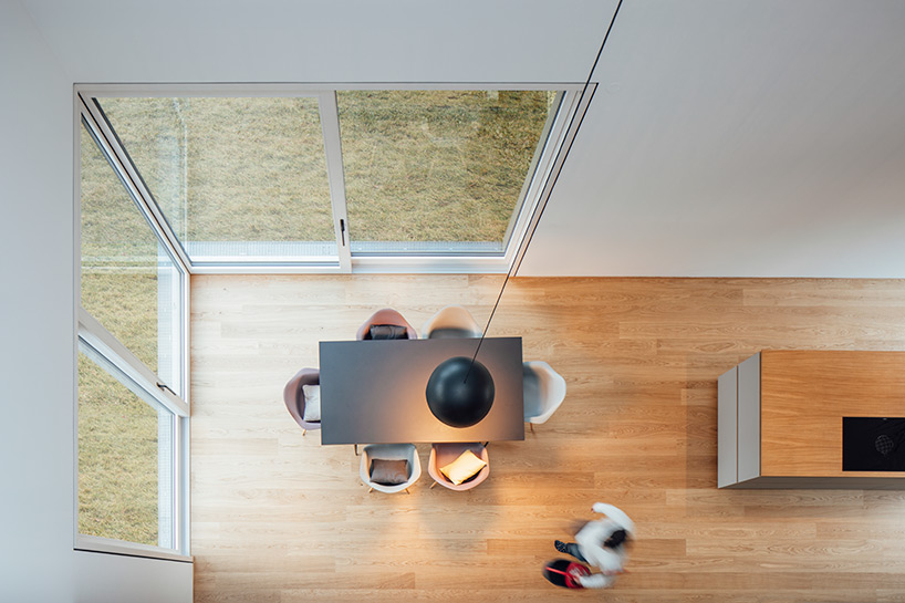 pergola-house-rundzwei-architekt-designboom-15