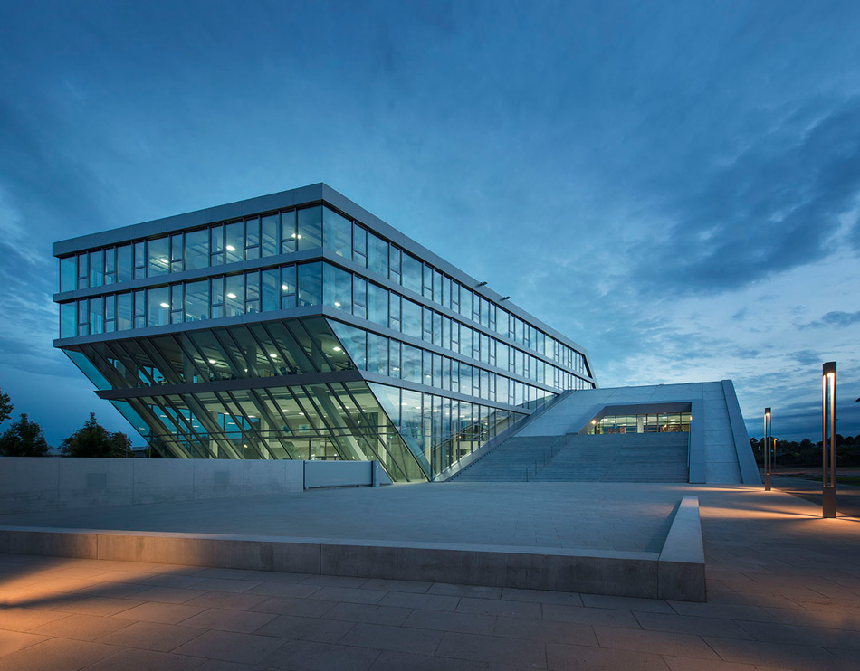sigrid hintersteininger hahn + kolb logistics center designboom