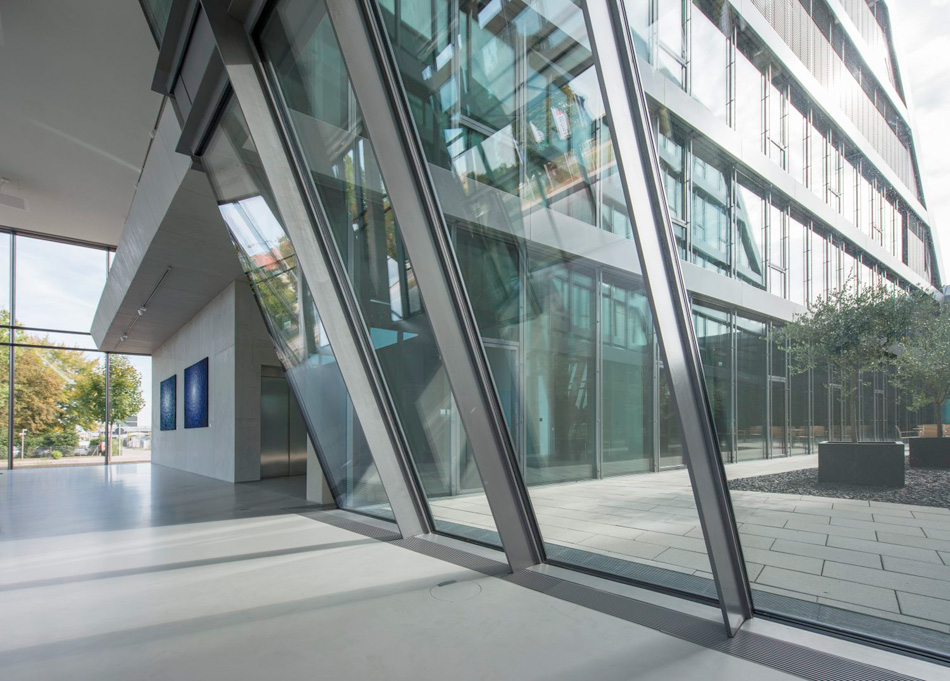 sigrid hintersteininger hahn + kolb logistics center designboom