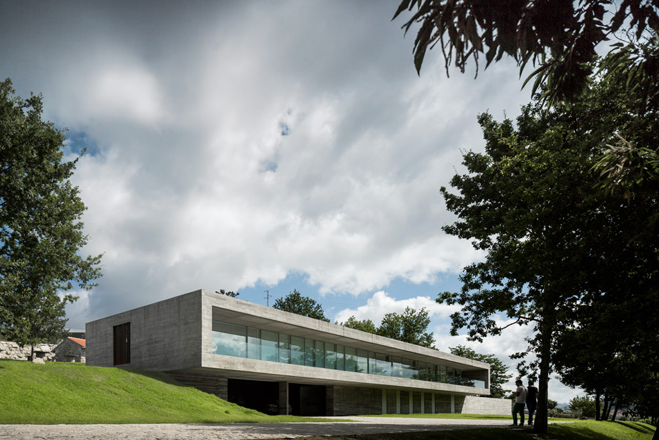 spaceworkers sambade house designboom