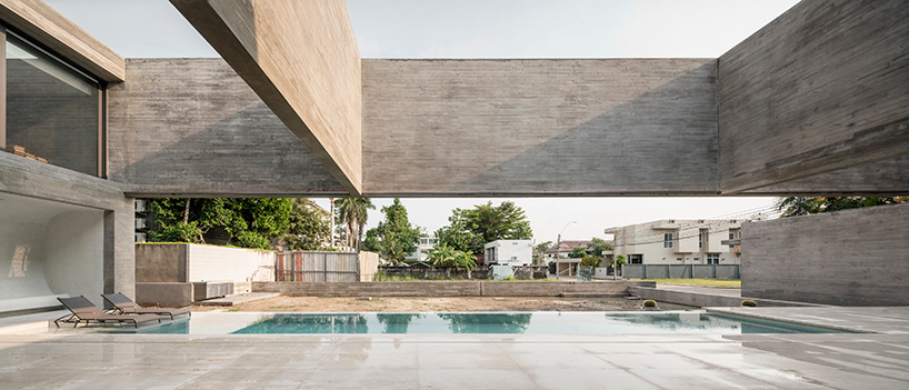 intersecting-concrete-slabs-stu-d-o-architects-monolithic-residence-thailand-designboom-3
