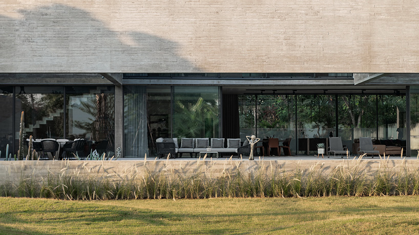 intersecting-concrete-slabs-stu-d-o-architects-monolithic-residence-thailand-designboom-5