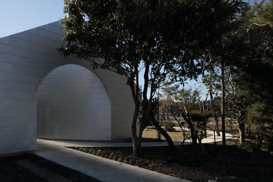 UA architects curves pathway through shirasagi museum