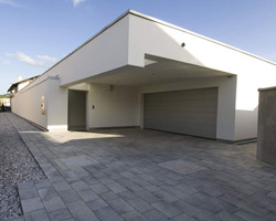 arhitektura d.o.o.: the house behind the wall