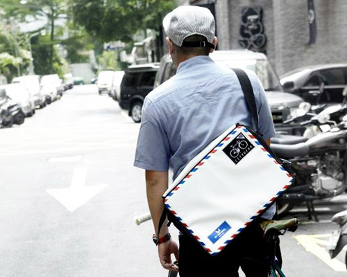 designboom shop: envelope messenger bag by 25togo