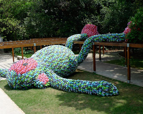 florentijn hofman: fat monkey made of flip flops