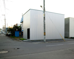 archi LAB. t+m: CNHN / a house with a light well