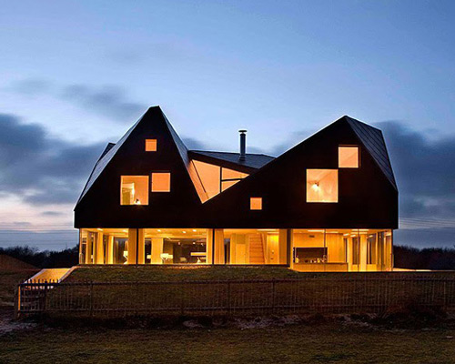 JVA + mole architects complete dune house on the english coast