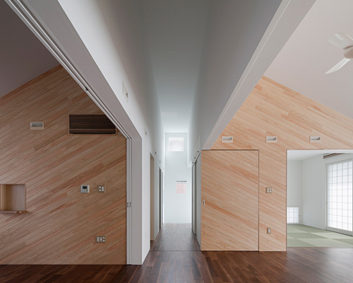 taku sakaushi / OFDA: three corridors house