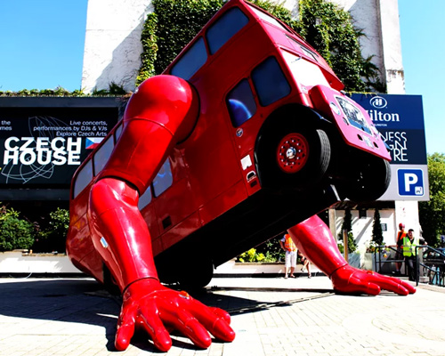 push-up performing routemaster london booster by david černý