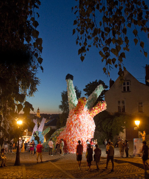 giant slugs made from 40,000 plastic bags by florentijn hofman