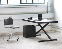 KiBiSi's Xtable is adjusted by hand crank