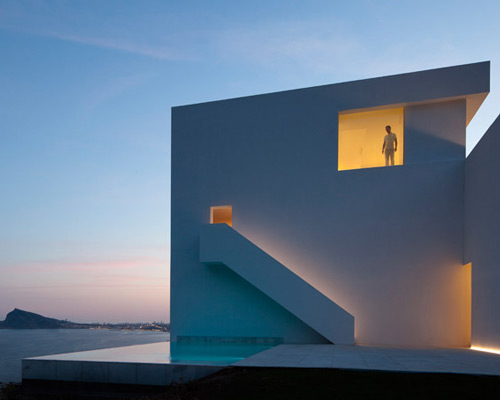 fran silvestre arquitectos: house on the cliff