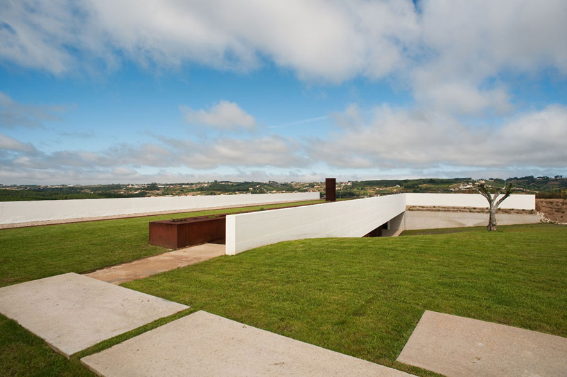 topos atelier de arquitectura: house in alcobaca, portugal