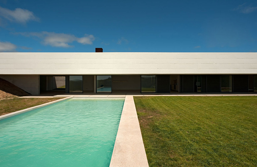 topos atelier de arquitectura: house in alcobaca, portugal
