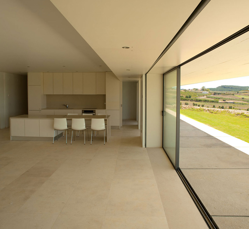 topos atelier de arquitectura: house in alcobaca, portugal