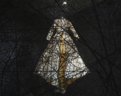 thread engulfed installation by chiharu shiota