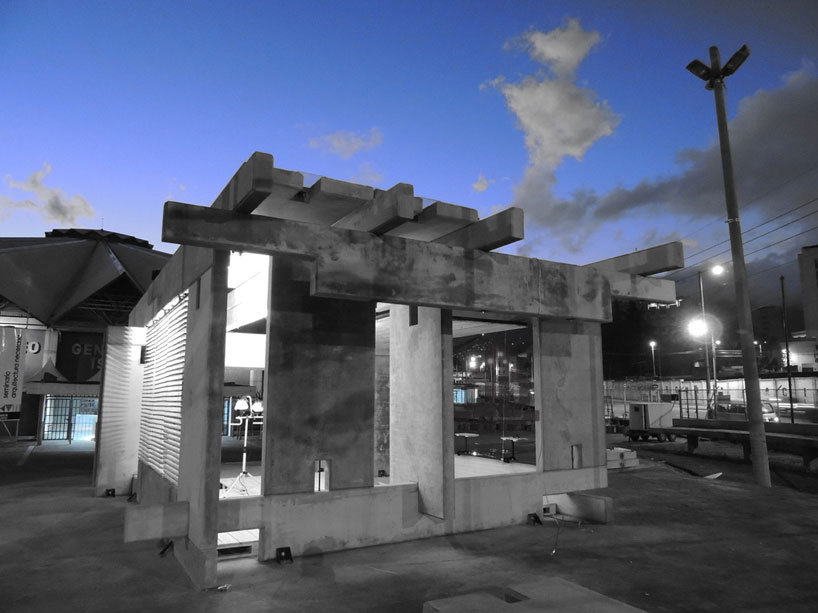 ERDC: concrete, wood, and glass living space in ecuador