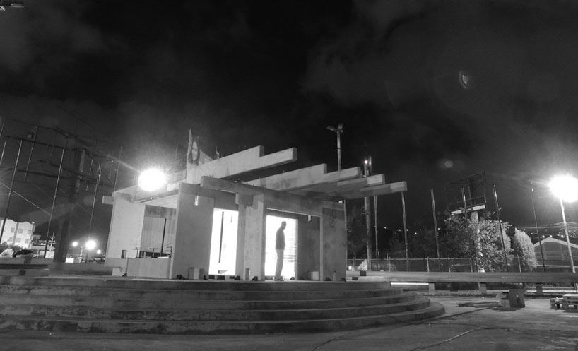 ERDC: concrete, wood, and glass living space in ecuador