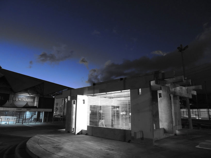 ERDC: concrete, wood, and glass living space in ecuador