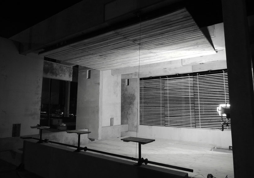 ERDC: concrete, wood, and glass living space in ecuador