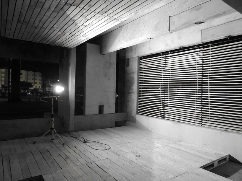 ERDC: concrete, wood, and glass living space in ecuador