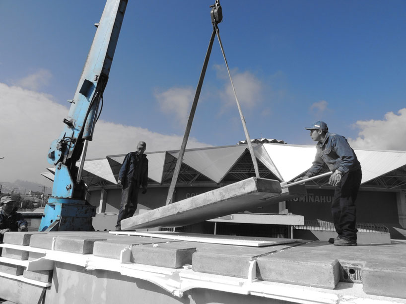 ERDC: concrete, wood, and glass living space in ecuador