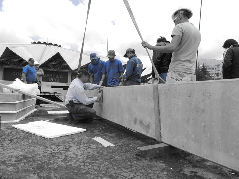 ERDC: concrete, wood, and glass living space in ecuador