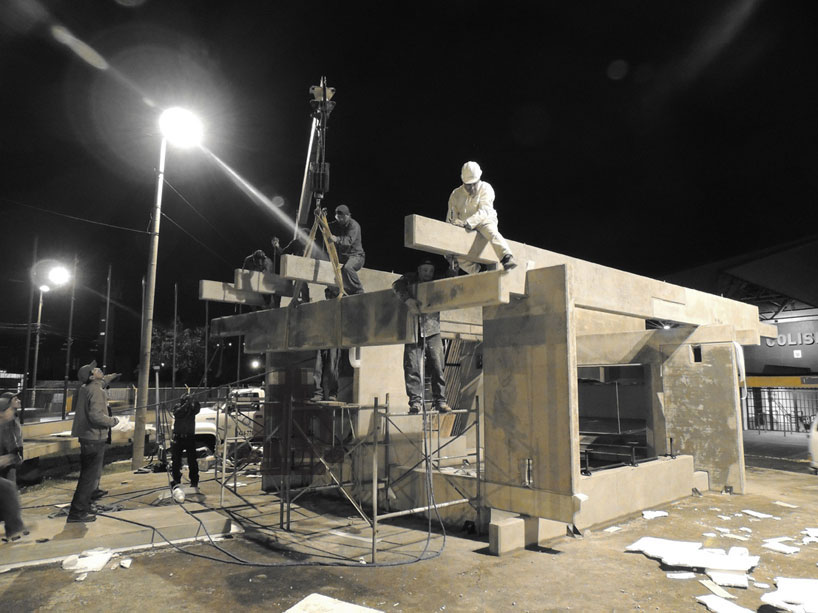 ERDC: concrete, wood, and glass living space in ecuador